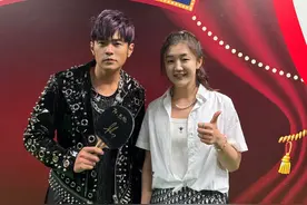 陈梦晒与周杰伦合影：签名、合照，追星大成功图片