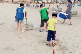 父亲带俩娃到海边捡垃圾：每天捡一个多小时，会持续到孩子开学图片