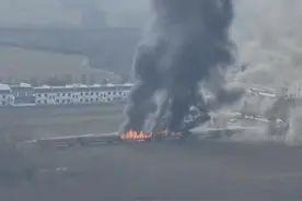 河南南阳一火车起火？多方回应：系废弃火车，消防部门正在调查起火原因图片