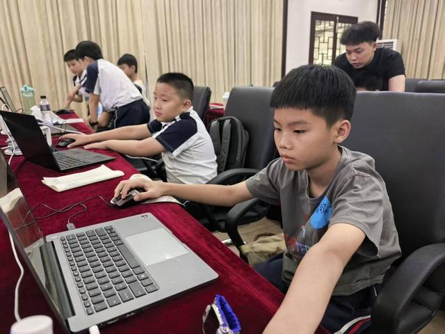 AI筑梦少年，东莞市青少年AIGC视频大赛培训举行
