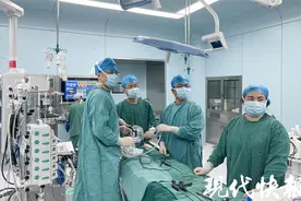 新生儿患罕见膈疝，肠子“跑”到胸腔内图片