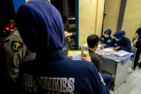 印尼军方销毁过期弹药发生爆炸　13人死亡图片