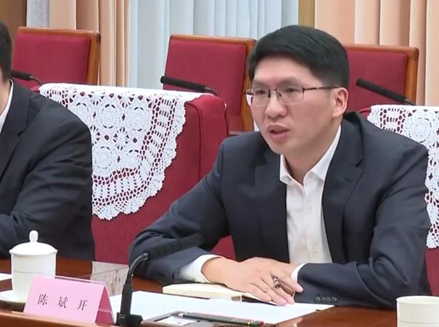 参加总理座谈会的这8个人是谁