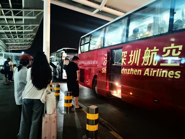 受“白海豚”影响，抵达郑州一航班降落前在上空盘旋25分钟，准备降落时因雨大无法降落，临时飞运城盐湖机场备降