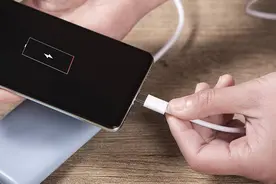 手机1%的电量能用多久？你以为要关机 结果能挺半小时图片