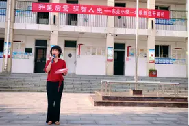 描红、点朱砂、正衣冠…泰安东关小学开学第一课举行开笔礼图片