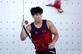 伍鹏晋级巴黎奥运会男子速度攀岩决赛阶段图片