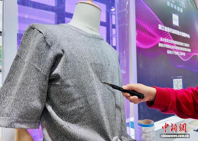 浙江柯桥：“黑科技”纺织品“预见未来”