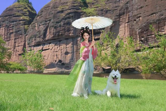 滑板耶耶帅气出街，打卡道家仙山！龙虎山宠物友好景区实锤了，快带上毛孩子来畅玩仙境福地！