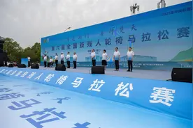 第六届全国肢残人轮椅马拉松赛在荆门鸣枪开赛图片