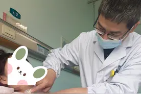 女孩咽部多了一个“孔”，儿外科专家手术补“漏洞”图片