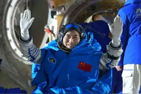 刷新纪录！叶光富成为我国首位累计飞行时长超一年的航天员图片