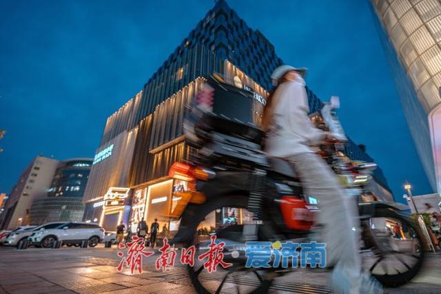 一年四季 泉在济南丨济南泉城路商圈：夜色如织，尽显都市繁华活力