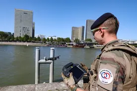 （外代一线）奥运临近 法军全面部署塞纳河安保图片