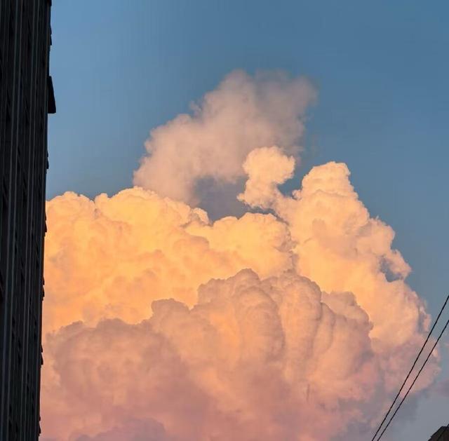 河南天空巨型“棉花糖”频现