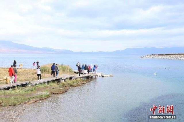 静谧的赛里木湖因何变得热闹？