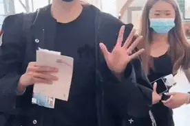 关晓彤晒双手戴多枚戒指照，疑似回应“无名指戴戒指”图片