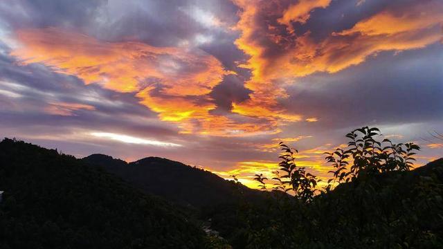 鹤峰：夕阳遗落的情书