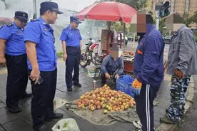 商贩沿路摆摊  海淀城管引导规范售卖图片