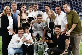 年少有为🥰巴尔韦德带着一大家子人与欧冠奖杯合影图片