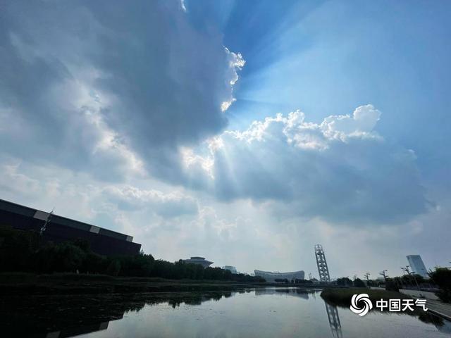 破云而出 北京上空出现云隙光美景