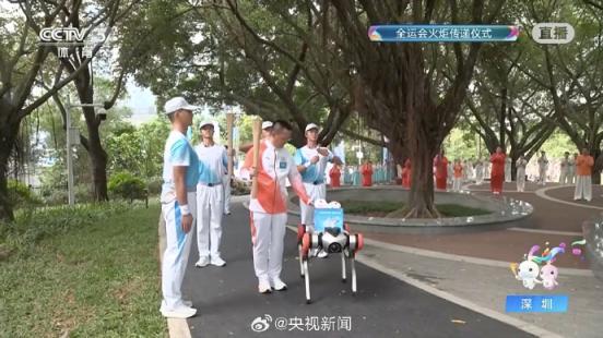 可可爱爱！机器狗传递全运会吉祥物