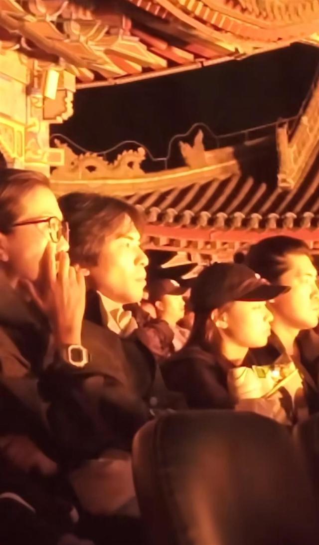 萧敬腾现身华清宫看《长恨歌》，此前还去了兵马俑，网友：难怪西安这几天下雨