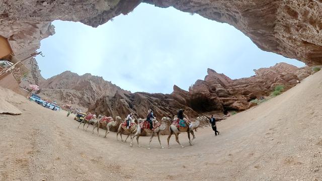新疆独库公路正值旅游旺季