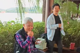 国庆假期“西湖唱歌大爷”和游客合唱 曾被周杰伦邀请同台唱歌图片