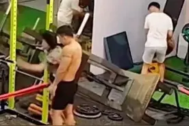 男子健身房失误砸断女生4根脚趾，健身安全需引起重视图片