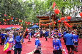 图说| 靖州藕团乡三桥村举行芦笙舞表演图片