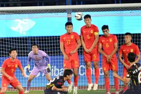 组图：亚运会男足1/4决赛 中国队0-2负于韩国队图片