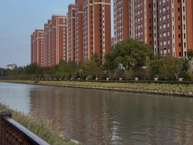 “走累了也没地方坐！”闵行一景观河道风景如画，居民却难觅“歇脚地”