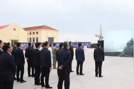 “镇海尖兵”展风采 ——2024年海军成立纪念日军营开放活动举行图片