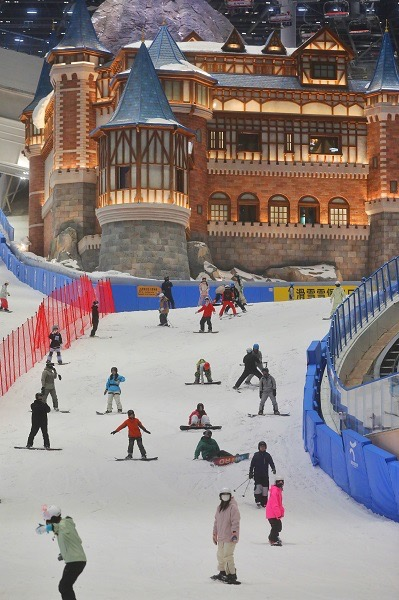 上海耀雪冰雪世界开业一周年迎客超百万，“冰雪+文旅”激活消费新动能
