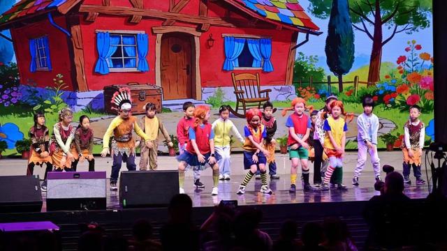 十年输血，终难续命：一所明星学校倒在年关