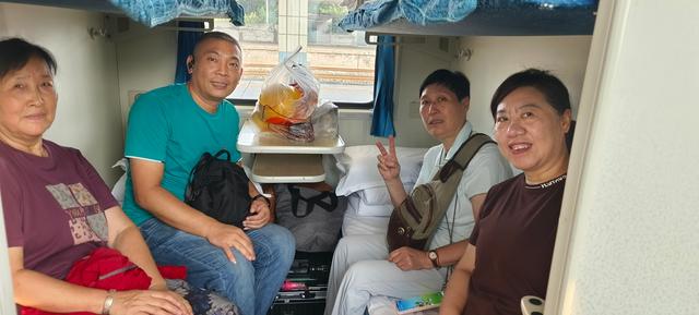 武铁赤壁站开出至乌鲁木齐的银发旅游专列，总里程近万公里