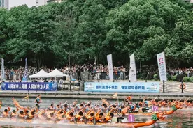 点燃夏日激情，苏州河龙舟赛热闹非凡！图片