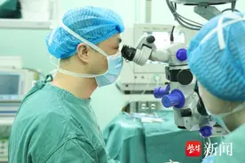 淮安二院成功利用羊膜移植治疗高度近视性黄斑裂孔图片
