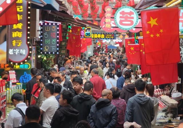 非遗打铁花点亮夜空，周礼乐舞穿越千年——陈仓老街双节文旅活动人气火爆