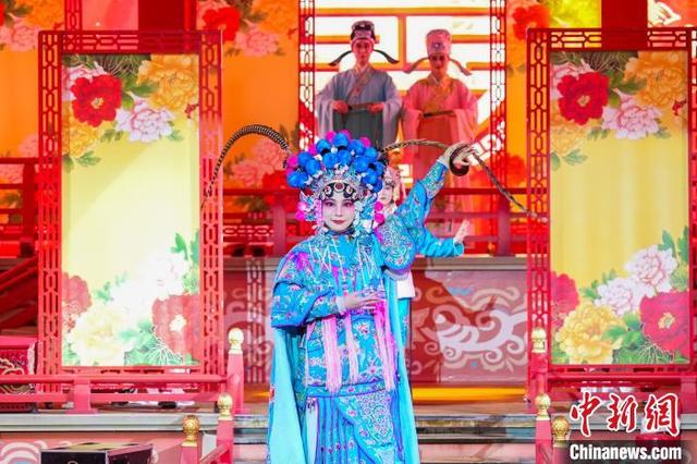 湖北竹溪老街焕新 民众沉浸“戏曲空间”