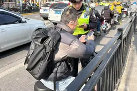 上海街头半小时4人被查！戴安全头盔不系扣，“等于自欺欺人”图片