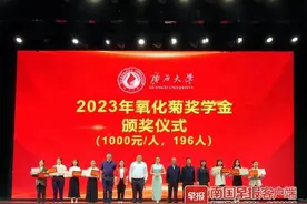 毕业一年后，00后姑娘捐赠60万元给母校！图片