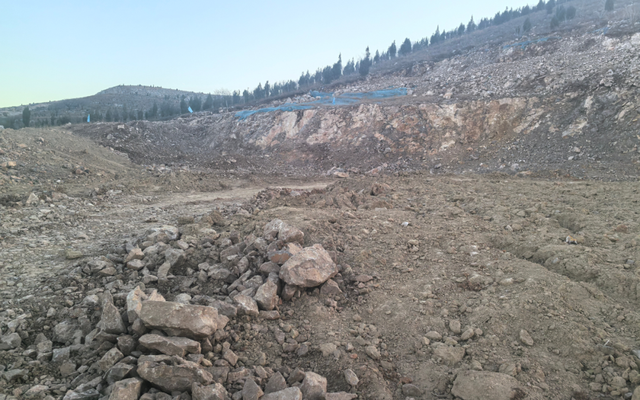 养牛场的秘密：两年多未见一头牛，每天盗采数十车矿石倒卖