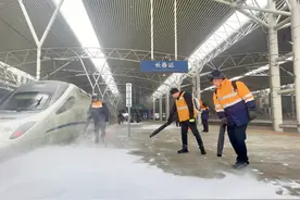 长春下雪啦！铁路人“花式操作”保障春运安全图片