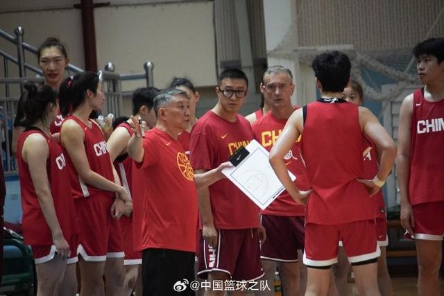 中国女篮83-86不敌云南财大男篮