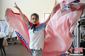 说川话、学变脸 中瑞混血女孩冀将中国文化带向世界图片