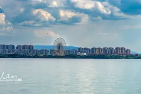 云南昆明：夏日滇池景如画图片