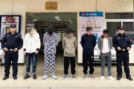 男子酒后强吻女服务员，同行人员谩骂酒吧员工引发斗殴！3人被行拘图片