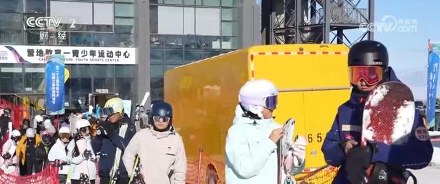 “增设雪假+惠民政策+特色景观”掀起冰雪新热潮 “滑”出消费新“动”力